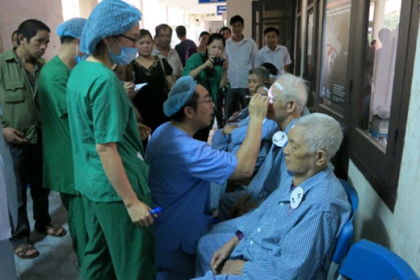 Vị bác sĩ Nhật bỏ việc lương cao, đi khắp Việt Nam chữa mắt miễn phí cho người nghèo