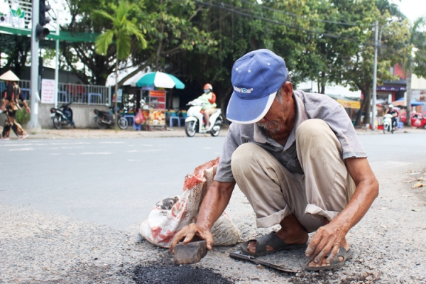 Ông lão 77 tuổi vá hàng trăm con đường