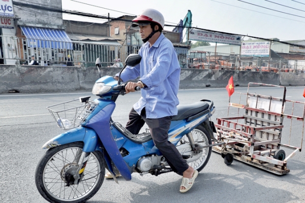 Anh xe ôm 15 năm 'đấu' với giang hồ rải đinh