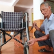 Cụ ông sửa xe lăn cũ tặng bệnh nhân nghèo